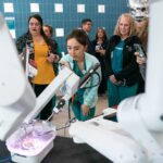O Dr. Christopher Solis falou na sexta -feira, 23 de maio de 2025, colegas durante a inauguração do robô operacional intuitivo da Vinci 5 no Sutter Delta Medical Center em Antioquia, aprox.