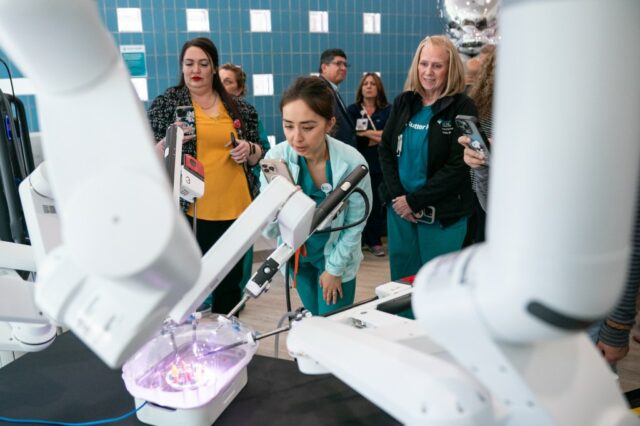 O Dr. Christopher Solis falou na sexta -feira, 23 de maio de 2025, colegas durante a inauguração do robô operacional intuitivo da Vinci 5 no Sutter Delta Medical Center em Antioquia, aprox.