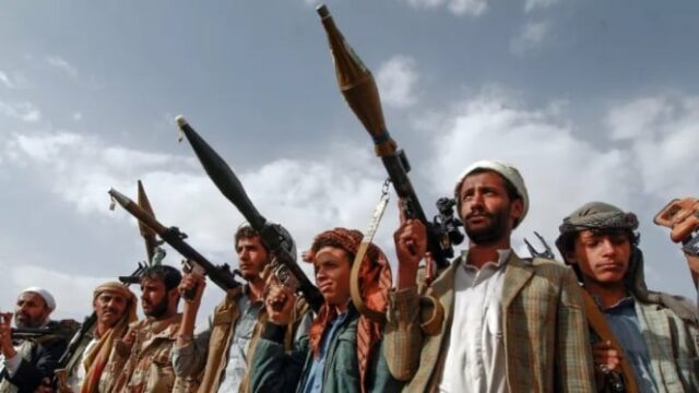 Houthi ameaça o navio de guerra americano se ajudar Israel a atacar o Irã

