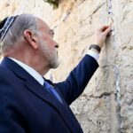 Huckabee condena os esforços para apagar a história judaica da Terra Santa como "absurda"