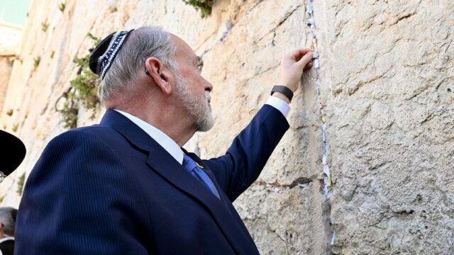 Huckabee condena os esforços para apagar a história judaica da Terra Santa como "absurda"

