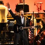 Hugh Jackman Bromas, Drama e John Denver na noite de abertura no Hollywood Bowl