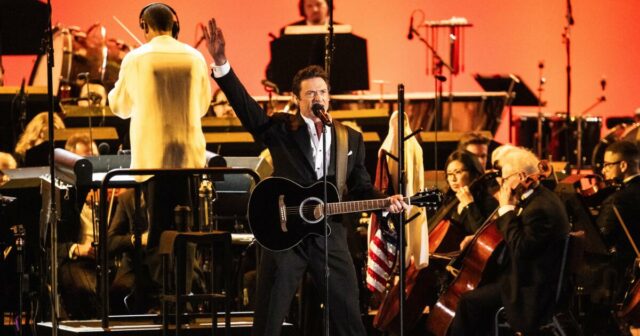 Hugh Jackman Bromas, Drama e John Denver na noite de abertura no Hollywood Bowl

