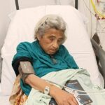 Laila Soueif, 68 anos, é tão fraca que foi levada às pressas para o hospital na semana passada, mas continua a recusar todas as formas de tratamento de glicose