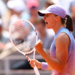 Tênis - Open French - Roland Garros, Paris, França - 3 de junho de 2025 Iga Swiatek, Polônia, comemora depois de vencer a partida de quartas de final contra Elina Svitolina, da Ucrânia, Elina Svitolina