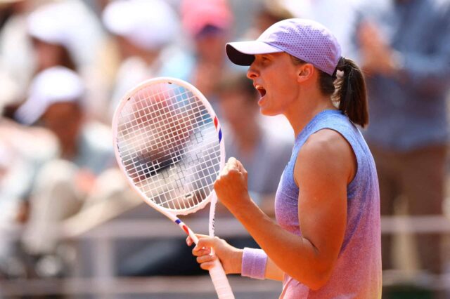 Tênis - Open French - Roland Garros, Paris, França - 3 de junho de 2025 Iga Swiatek, Polônia, comemora depois de vencer a partida de quartas de final contra Elina Svitolina, da Ucrânia, Elina Svitolina