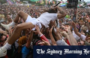 Indignação na Ofensiva da Internet do Talitre Group cantando na IDF em Glastonbury Gaius Vylan de Bob Vylan se apresenta com uma filha no Festival de Four Glastonburum 2025.