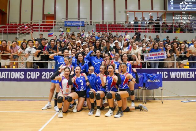 O jogador da ALAS Pilipinas comemora com os fãs depois de fechar a doca semi -final da Copa das Nações AVC.