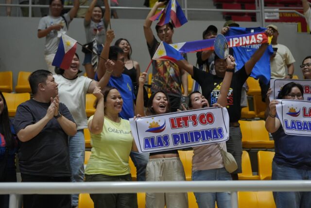 Fãs filipinos que aplaudiram por infeliz