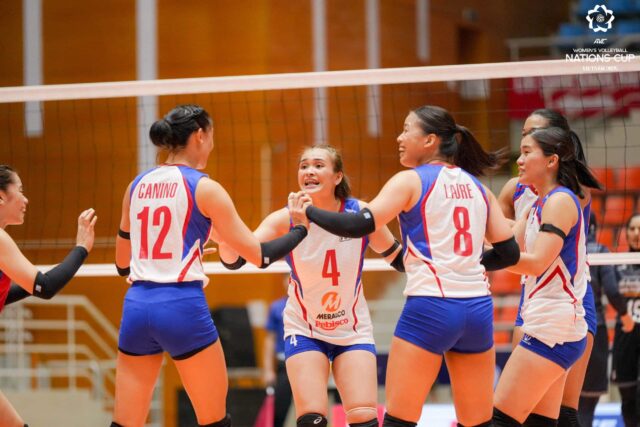 Infelizmente, as mulheres Pilipinas comemoram um ponto durante as semifinais da Copa das Nações AVC contra a China Taipei. As Filipinas chegaram às finais.