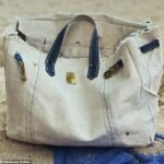 'Boatkin' - Del Birkin, Del Tote - é um barco de feijão vintage de pechincha e um saco de tecido reestruturado para imitar o estilo da luxuosa bolsa de Birkin que pode custar até US $ 10.000 (imagem de barco)