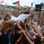 Bob Vylan Crowdsurfs em frente à cena de West Holts durante o quarto dia do Festival de Glastonbury