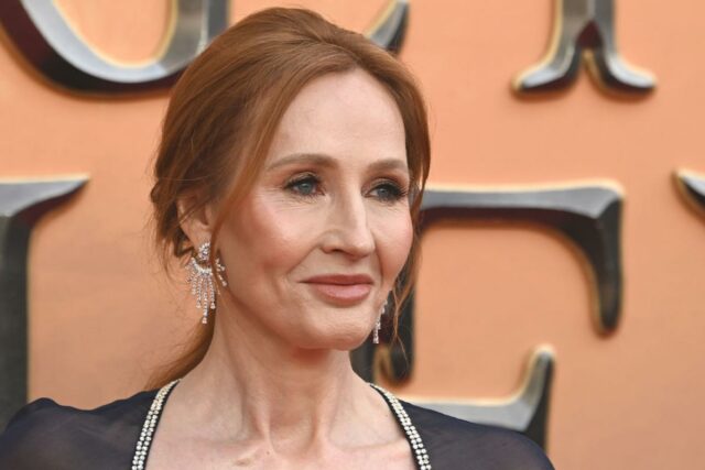 JK Rowling elogia os cenários da série "Harry Potter" da HBO quando os fãs continuam boicotando na exibição anti-trans

