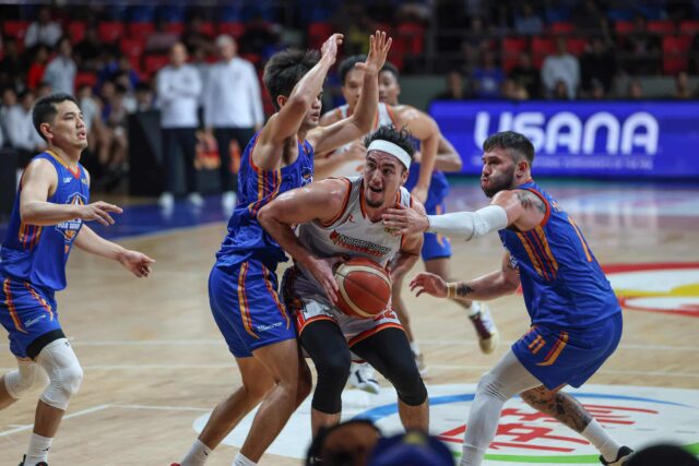 NLEX Road Warriors contra o Cade Flores, da PBA Filipin Cup, Northport Batang Pier.