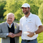 Jack Nicklaus tem Scottie Scheffler Schefer Tree Glasses após a vitória do memorial