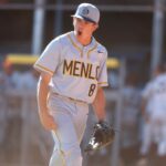 Jackson Flanagan (8) A Escola Menlo celebra o final do sexto turno contra o Las Lomas durante seu jogo de playoff de beisebol da Divisão Norcal IV na Acalanes High School em Lafayette, Califórnia, na terça -feira, 3 de junho de 2025, (NHAT V. Meyer/Bay Area News Group).