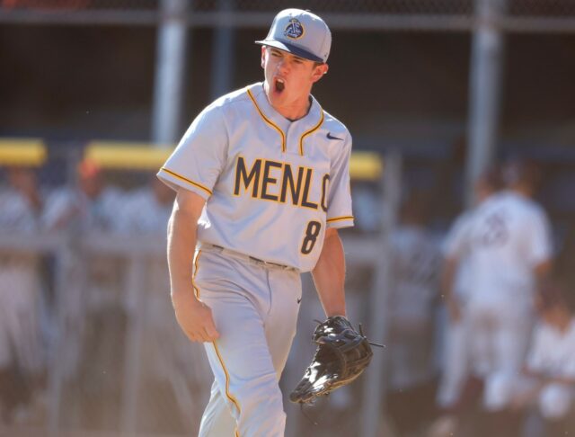 Jackson Flanagan (8) A Escola Menlo celebra o final do sexto turno contra o Las Lomas durante seu jogo de playoff de beisebol da Divisão Norcal IV na Acalanes High School em Lafayette, Califórnia, na terça -feira, 3 de junho de 2025, (NHAT V. Meyer/Bay Area News Group).