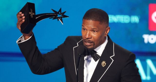 O vencedor do Bet Ultimate Icon Award, Jamie Foxx, fala no palco durante o 2025 BET Awards.        