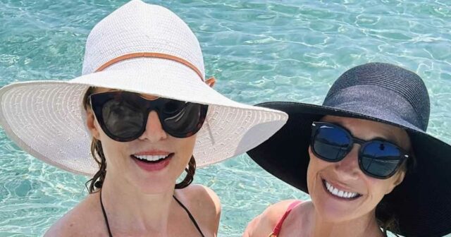 Jane Seymour, 74, e Heather Graham, 55, carregam calor em trajes de banho escaldantes