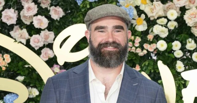 Jason Kelce, sua esposa Kylie tem as mãos cheias de 3 filhos: tudo o que eles disseram sobre a criação dos filhos