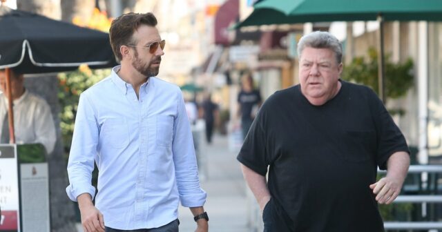 Jason Sudeikis elogia o falecido tio George Wendt por sua 'influência incrível'

