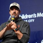 Jason Sudeiki passou o fim de semana em sua cidade natal, Kansas City, no fim de semana, para seu grande evento de caridade grande e escorregadia, onde também abriu seu falecido tio, George Wendt.