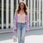 Jeans ajustados retornaram, e esses são os estilos mais lisonjeiros para mulheres com mais de 35 anos