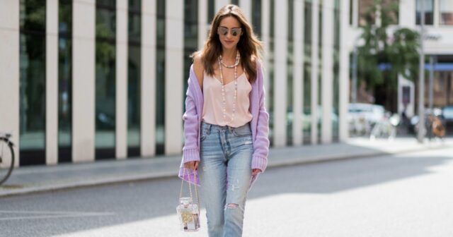 Jeans ajustados retornaram, e esses são os estilos mais lisonjeiros para mulheres com mais de 35 anos

