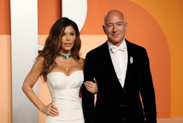 Jeff Bezos e Lauren Sanchez em uma festa.