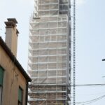 O local histórico que Jeff Bezos, multibilionário, escolheu parte de seu casamento em Veneza de US $ 20 milhões com Lauren Sanchez é coberto por andaimes. Imagem: 1500s Madonna Dell Orto Igreja coberta por andaimes