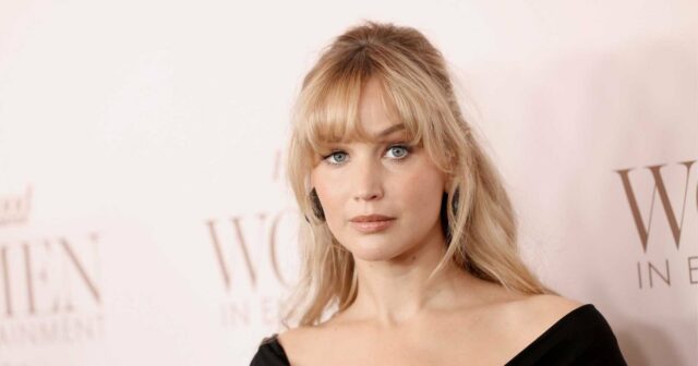 Jennifer Lawrence tinha US $ 1.865 sandálias de gelatina: conectar a aparência de menos de US $ 40

