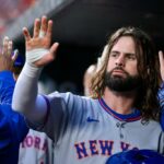 Jesse Winker, da New York Metts, parabeniza pelos membros da equipe.