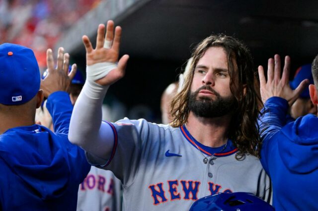 Jesse Winker, da New York Metts, parabeniza pelos membros da equipe.