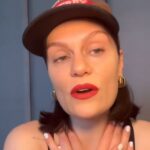 Jessie J anunciou que foi diagnosticada com câncer de mama em um post de mídia social que é compartilhado ao seu lado hoje