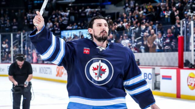 Jets Hellabuyck remove o duplo Hart-Vezina

