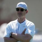 Jim Harbaugh, treinador Los Angeles Chargers, durante o treinamento fora da temporada.