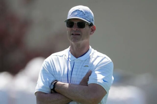 Jim Harbaugh, treinador Los Angeles Chargers, durante o treinamento fora da temporada.