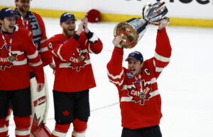 Joe Sakic admite que os jogadores da NHL nunca retornarão às Olimpíadas depois de perder duas repetições Joe Sakic representou o Canadá três vezes nas Olimpíadas - Fonte: Imagni