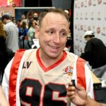 GetTyimages-1153745867 Joey Chestnut dá por trás do palco olhar para o concurso de comida de cachorro-quente Nathans.