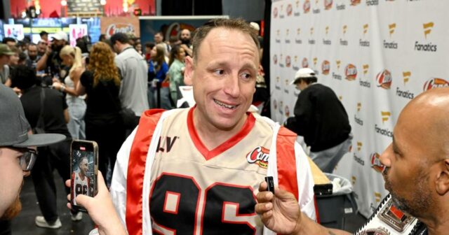 GetTyimages-1153745867 Joey Chestnut dá por trás do palco olhar para o concurso de comida de cachorro-quente Nathans.