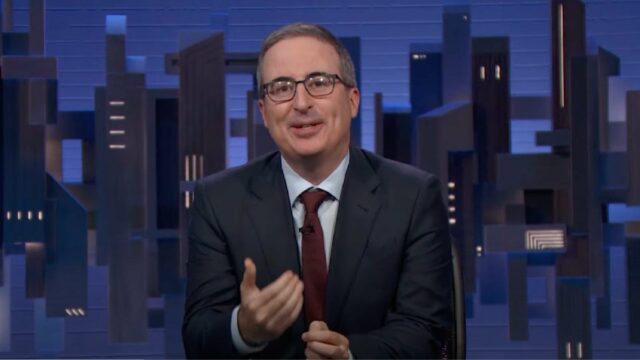John Oliver aplauses do retorno do Irã, após o qual o estúdio foi bombardeado: eu iria sair daqui "se o ar condicionado quebrou"

