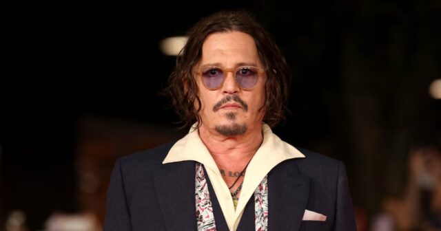 Lily-Rose Depp faz um comentário raro sobre o padre Johnny Depp no ​​Festival de Cannes: 'Estou super feliz por ele'