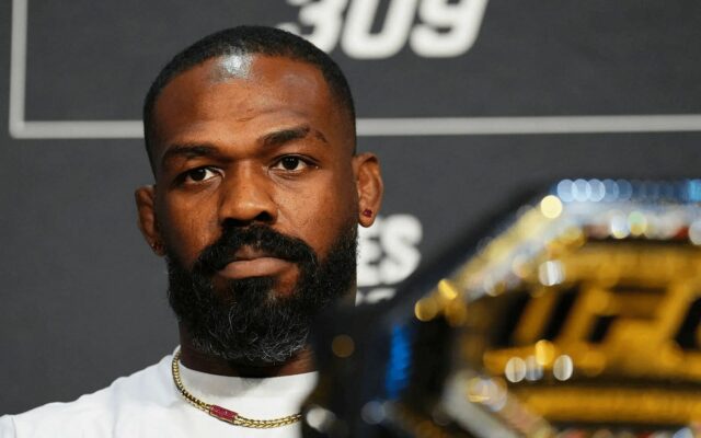 Jon Jones chama a vitória de 'bombeiro' Sttipe Miocic enquanto chama os padrões duplos dos fãs: "

