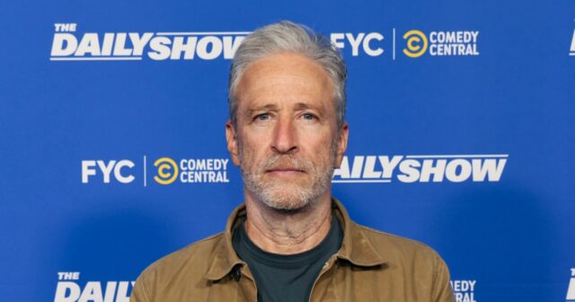 Jon Stewart bate na 'piada' ABC depois que ele demitiu Terry Moran: 'Tan estúpido'

