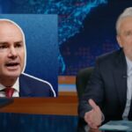 Jon Stewart pergunta "o que está errado" com Saint. Mike Lee, lembra a reunião bizarra após os tweets de Assassinations Munnesota | Vídeo