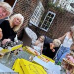 Judy Finnigan, 77 anos, parece brilhante quando ela faz uma aparição rara em uma família do dia dos pais, depois de revelar como ela perdeu duas pedras após o horror da saúde