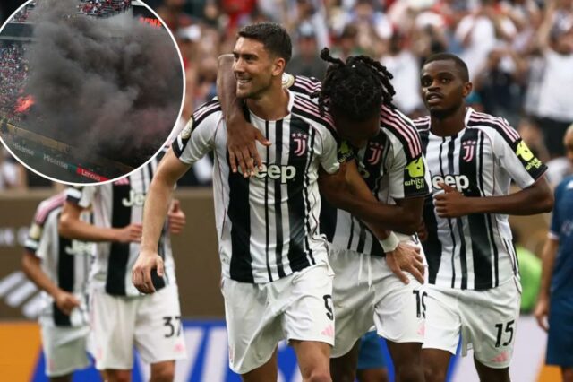Dusan Vlahovic (L.) comemora durante a partida da Juventus-Wydad em 22 de junho de 2025. 