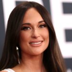 Kacey Musgraves usava esses saltos de US $ 90 prontos para o verão, mas achamos a aparência ainda mais barata