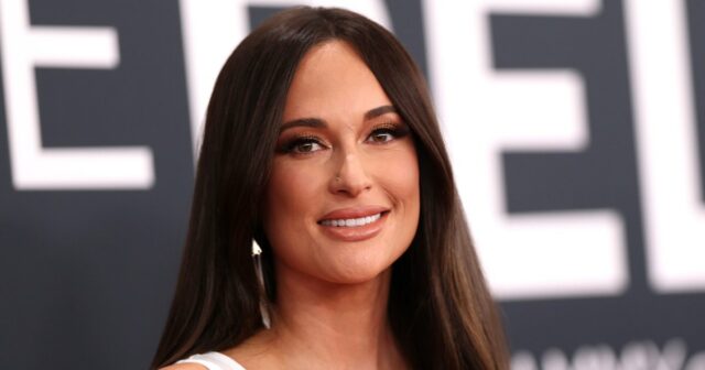 Kacey Musgraves usava esses saltos de US $ 90 prontos para o verão, mas achamos a aparência ainda mais barata

