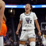 Kaitlyn Chen (2), da Golden State Valkyies no segundo trimestre do Chase Center em São Francisco, Califórnia, no domingo, 22 de junho de 2025, um tiro contra o Olivia Nelson -ODA (10) de Connecticut Sun. (NHAT V. Meyer/Bay Area News Group).